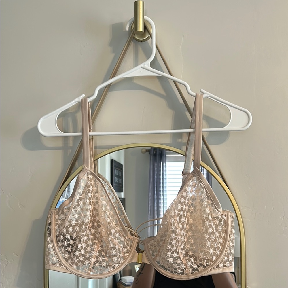 Gorgeous Victorias Secret Beige Lace Bra